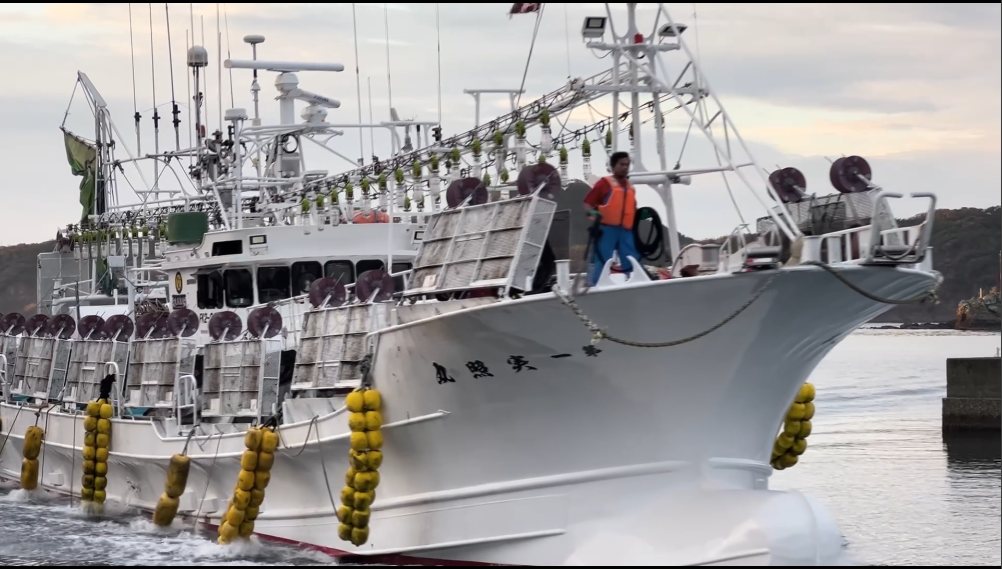 対馬の漁港に停泊するイカ釣り漁船